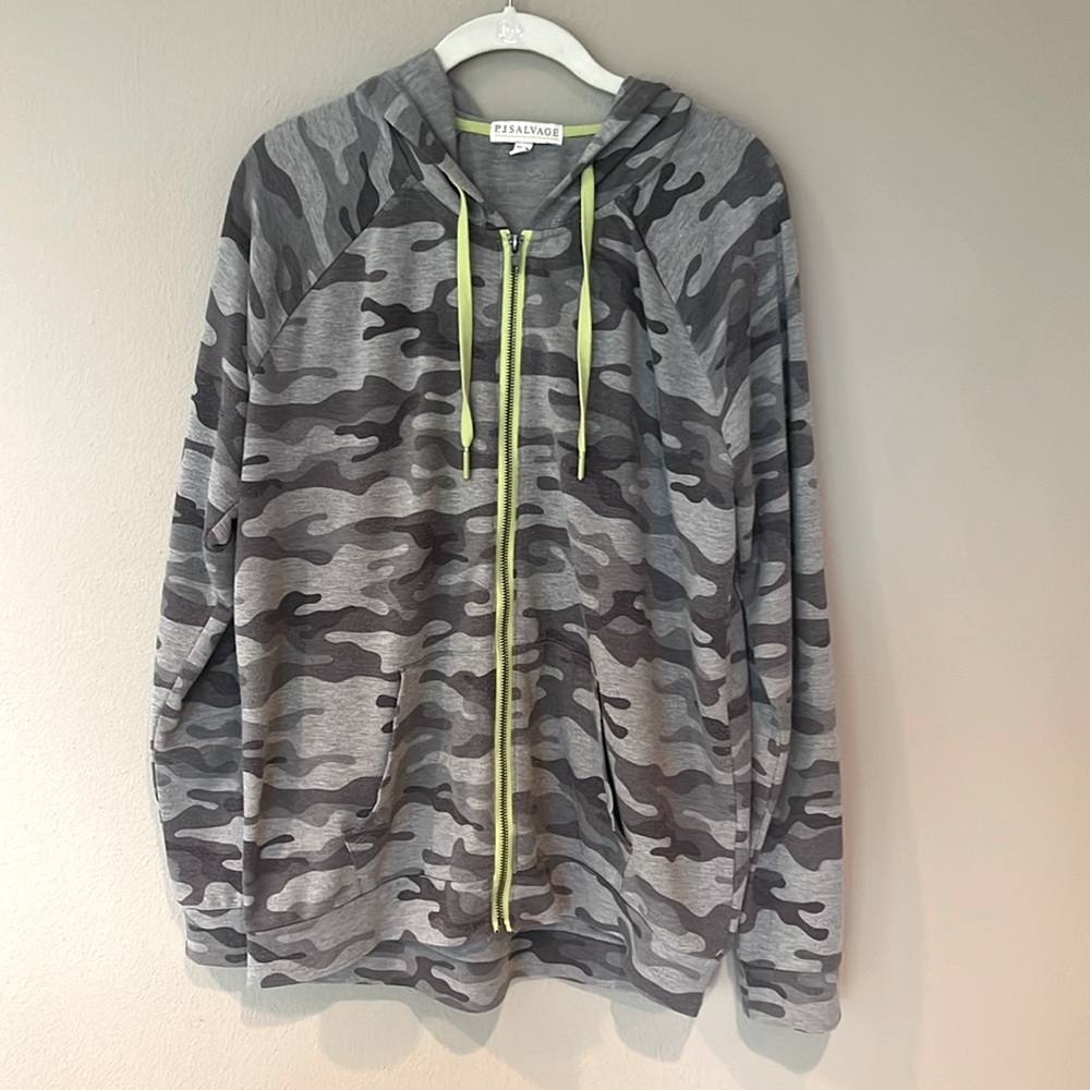 Hooded zip-up jacket